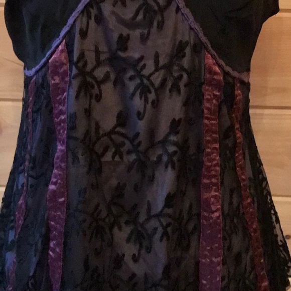 The Pyramid Collection Black and Purple Short Sleeve Top - Picture 3 of 6